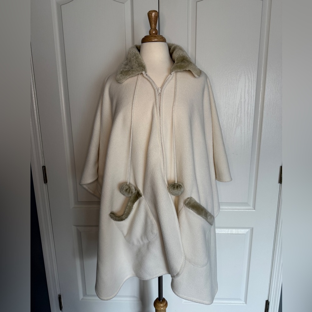 Le Moda Cream Cape with Faux Fur Trim – One Size